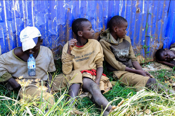 تصویر 2: انفیه زنی، نشئه‌کننده ای ارزان در میان جوانان افریقایی