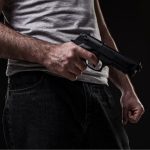 مردی مسلح از گروه اراذل و اوباش