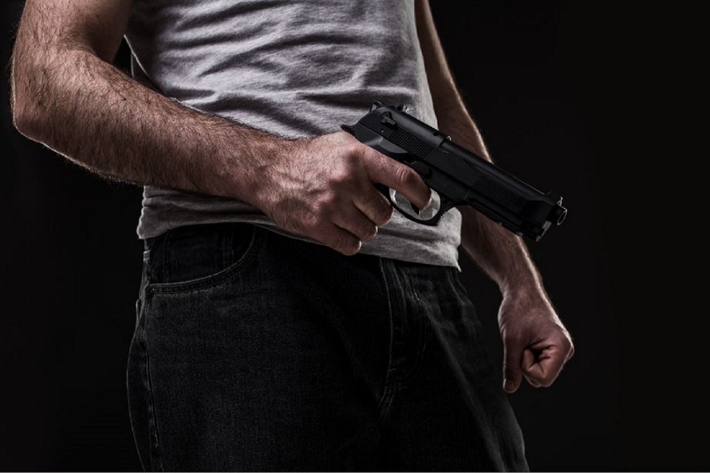 مردی مسلح از گروه اراذل و اوباش